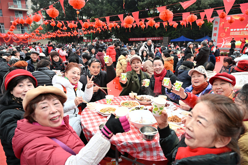 当地居民享用百家宴。郭旭摄