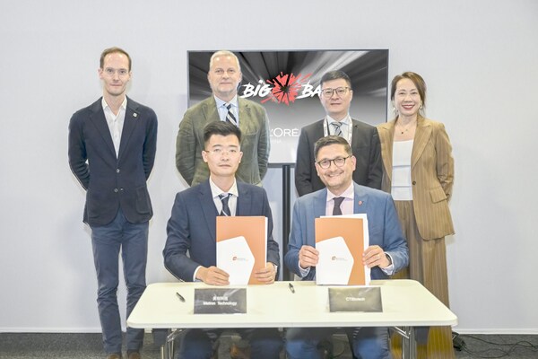 CTIBIOTECH与东方美谷美创科技签署战略合作备忘录；法国商务投资署亚太地区协调总监Jean-François Ambrósio、欧莱雅北亚总裁及中国首席执行官博万尚（Vincent Boinay）、东方美谷总经理林锋、欧莱雅北亚及中国公共事务总裁兰珍珍见证签约（后排从左到右顺序）