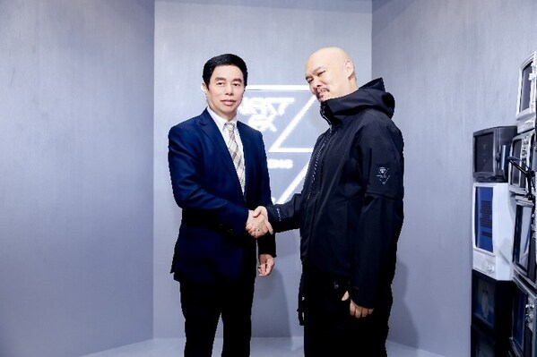 波司登品牌创始人、集团董事局主席兼总裁高德康与设计师Errolson Hugh合照