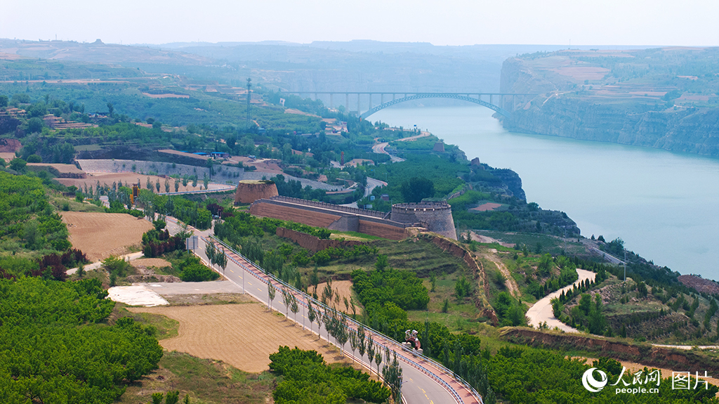 位于山西省偏关县的黄河入晋第一县，40多年前，这里因植被稀少，每逢降雨便会“泥流滚滚入黄河”。偏关开始通过种树治山增绿、涵水固沙。40余年的接力，偏关的山变了：长城、黄河、关河三条总长130公里的防护林带、马道咀、老牛湾等10多处万亩林业工程，把昔日荒山变成如今层层叠叠的绿浪。截至2025年，偏关县林地面积达121.3万亩，绿化率达48.6%。形成长城、黄河、关河三条总长130公里的防护林带。昔日黄土坡，已成“绿色长廊” 。人民网 卢鹏宇摄