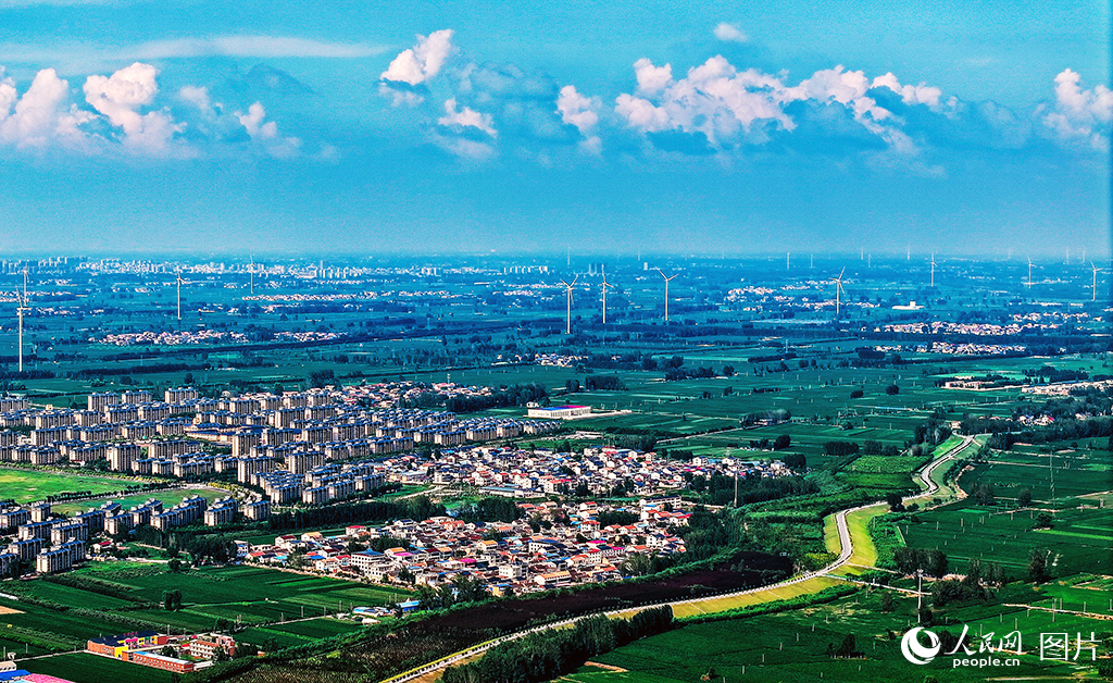 7月24日，航拍河南省封丘县黄河滩区迁建后的荆隆宫镇港北新区。近年来，借助黄河滩区居民迁建机遇，封丘县将滩区内5个乡镇43个行政村的10.08万群众全部搬迁，节约了上万亩土地，每年增产粮食约2000万斤，形成了集中连片的生态屏障。2024年，封丘县城镇化率达到43.01%，滩区居民迁建兴起的4座新城成了封丘经济发展的新引擎。人民网记者 王玉兴摄