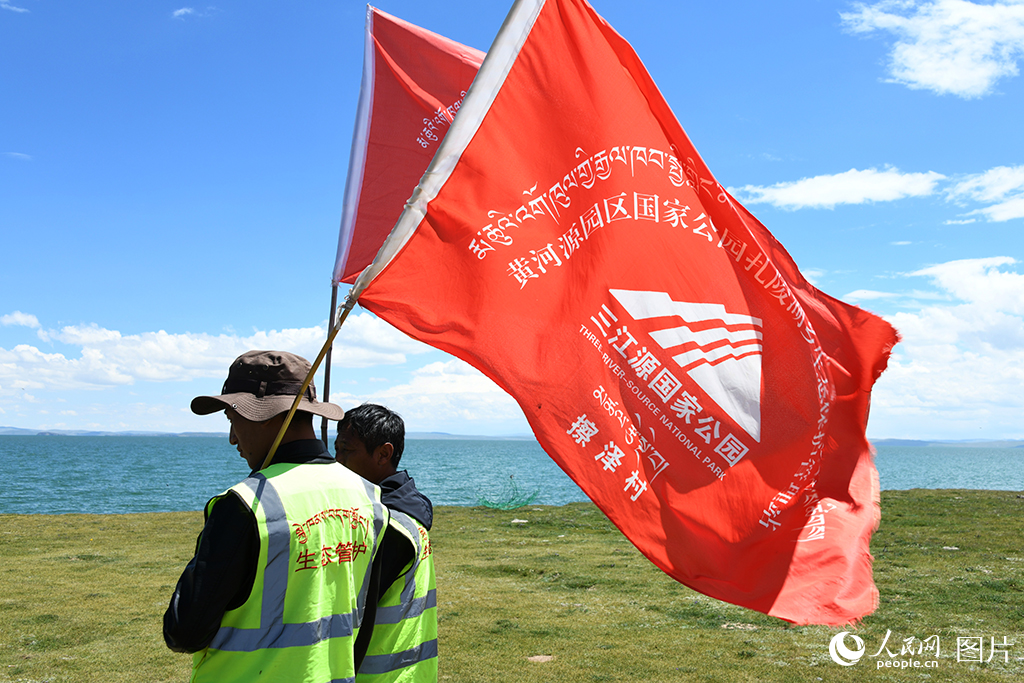 位于青海省玛多县境内的黄河的源头区——三江源国家公园黄河源园区，包括了以扎陵湖-鄂陵湖（姊妹湖）、星星海等为代表的高原湖泊群，具有极为重要的水源涵养和径流汇集的生态系统服务功能，擦泽村生态管护员长期在鄂陵湖国际重要湿地开展巡护。近年来，按照山水林草湖一体化管护的要求，黄河源园区深入贯彻落实生态管护“一户一岗”政策，全县设置生态公益岗位管护员3142名，实现“户均一岗”全覆盖的目标，牧民群众由传统的草原利用者转变为源头保护者。人民网记者 甘海琼摄