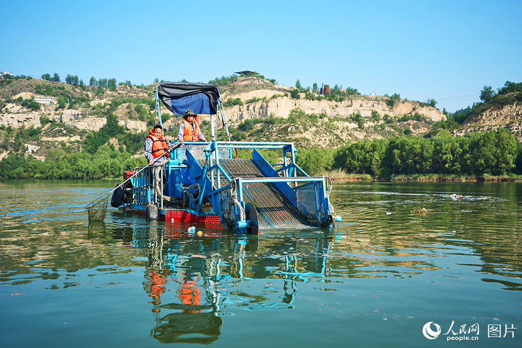 黄河保德段天桥水电站库区至山煤国际段全长9.14公里，是山西省忻州市保德县黄河清漂打捞队的工作范围。为持续提升库区水环境质量，保德县采取“打捞队与水工队相配合，拦污浮排与机动船、快艇打捞相结合”的办法，常态化开展库区水面清漂工作。2023年7月以来，清漂队累计清理63.47吨水上漂浮物，日均打捞200余公斤，保德段黄河的生态蜕变清晰可见。人民网 张超宁摄