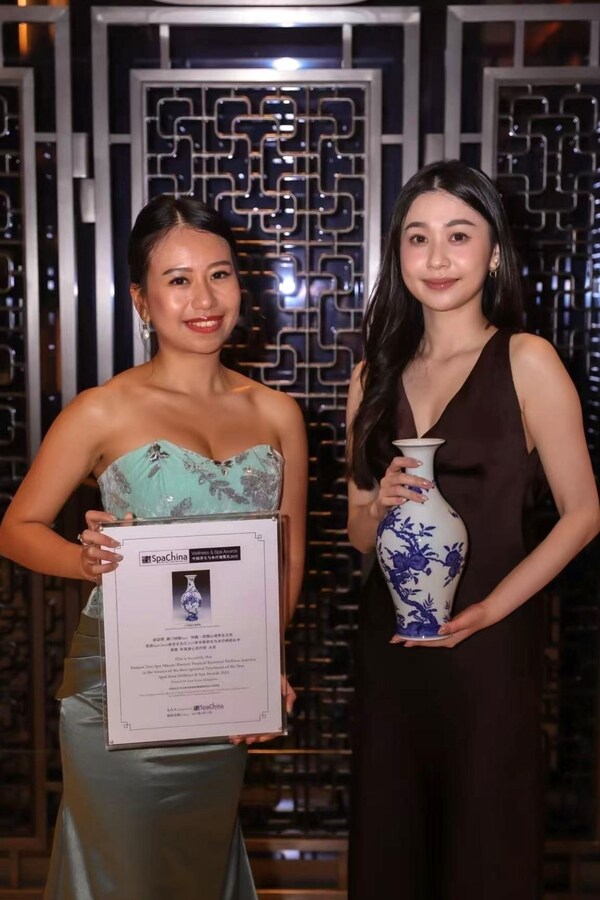 澳门悦榕Spa同时荣获“世界水疗大奖”（World Spa Awards）颁发“澳门最佳度假村水疗中心”及“中国养生与水疗颁奖礼”（SpaChina）颁发“年度身心灵疗程”，表彰其在多元水疗服务领域的成就。