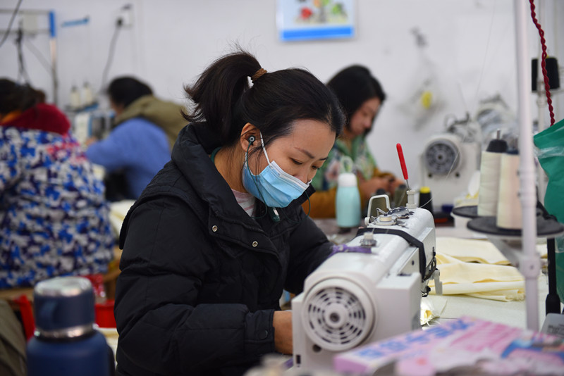 合兴制衣厂工人正在制作服饰 (1)_副本