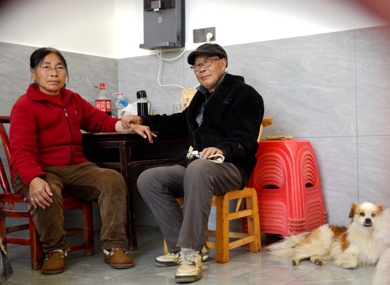 江灿银为村民看诊