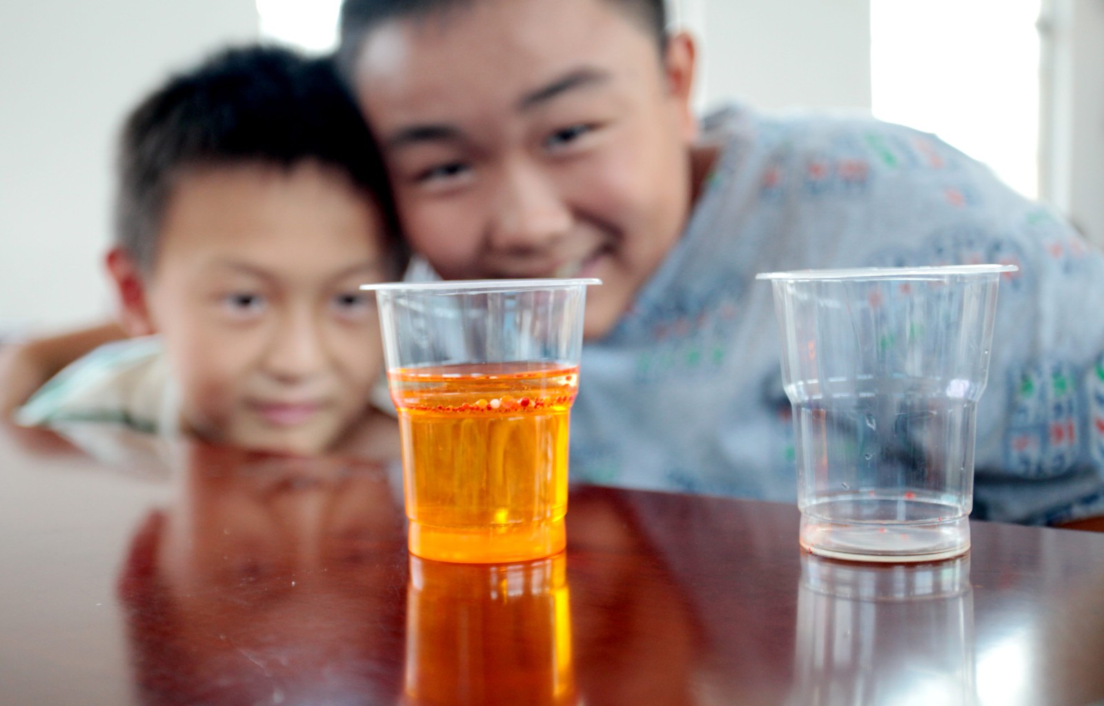 7月10日，孝感市孝昌县陡山乡城南中学暑假托管班上，学生欣赏自己制作的“彩虹雨”