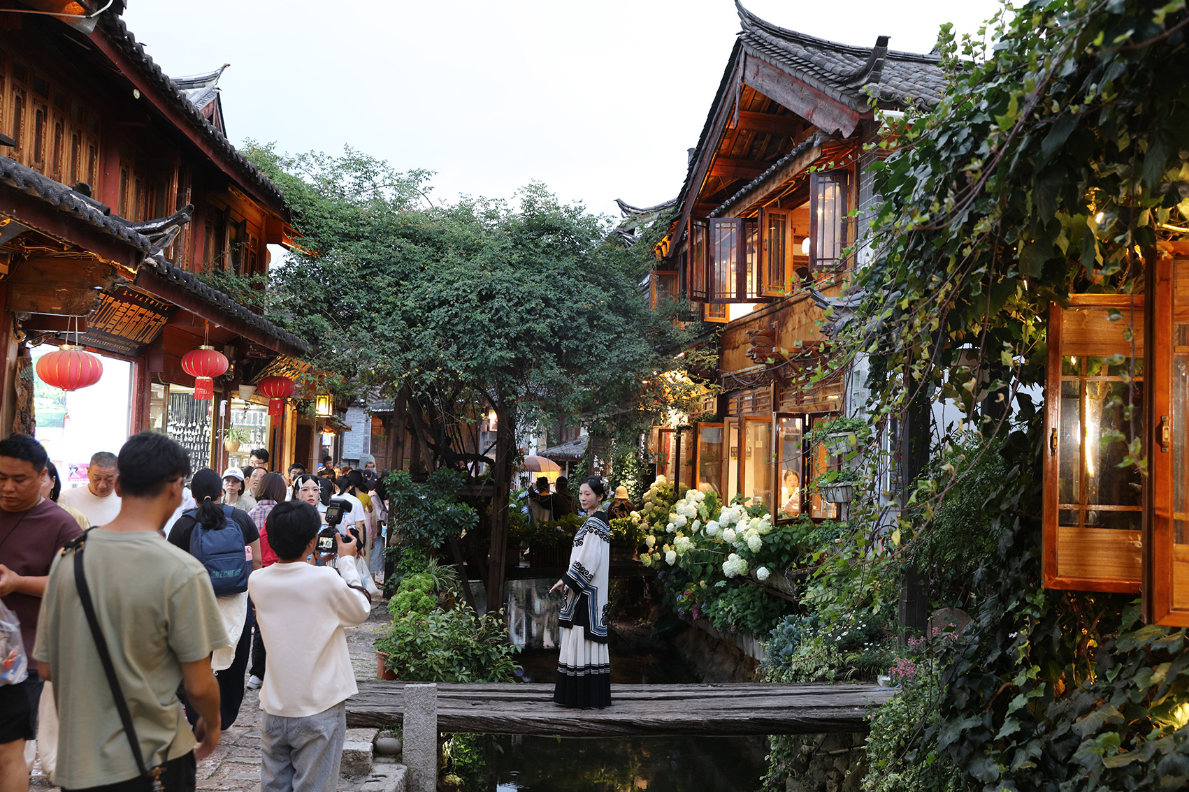 2025年7月23日20:00分,游客旅拍留念 王冰 摄 2025年7月23日20:00分,游客旅拍留念 王冰 摄