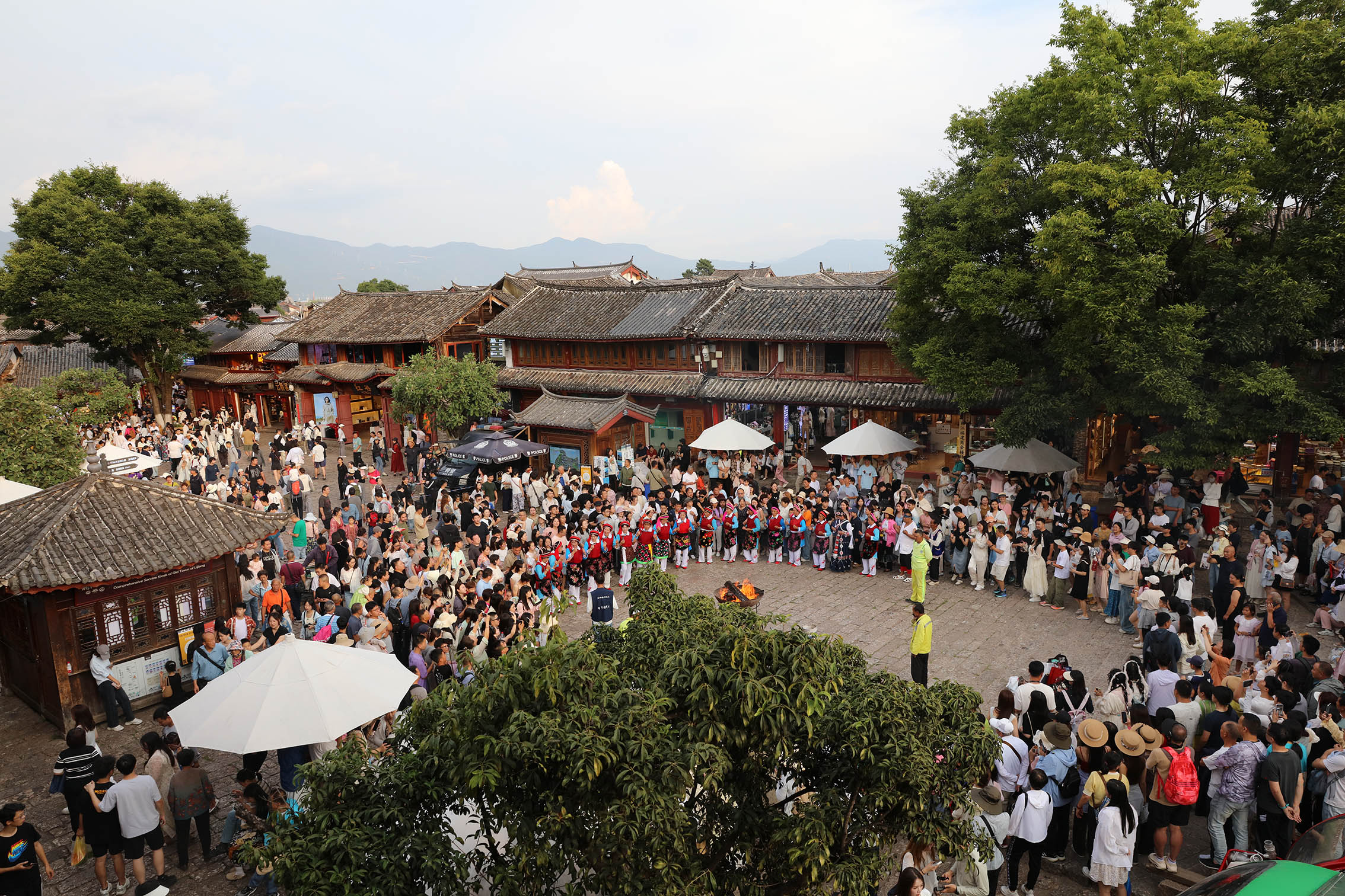 2025年7月23日19:00,丽江古城四方街纳西篝火打跳 王冰 摄 2025年7月23日19:00,丽江古城四方街纳西篝火打跳 王冰 摄