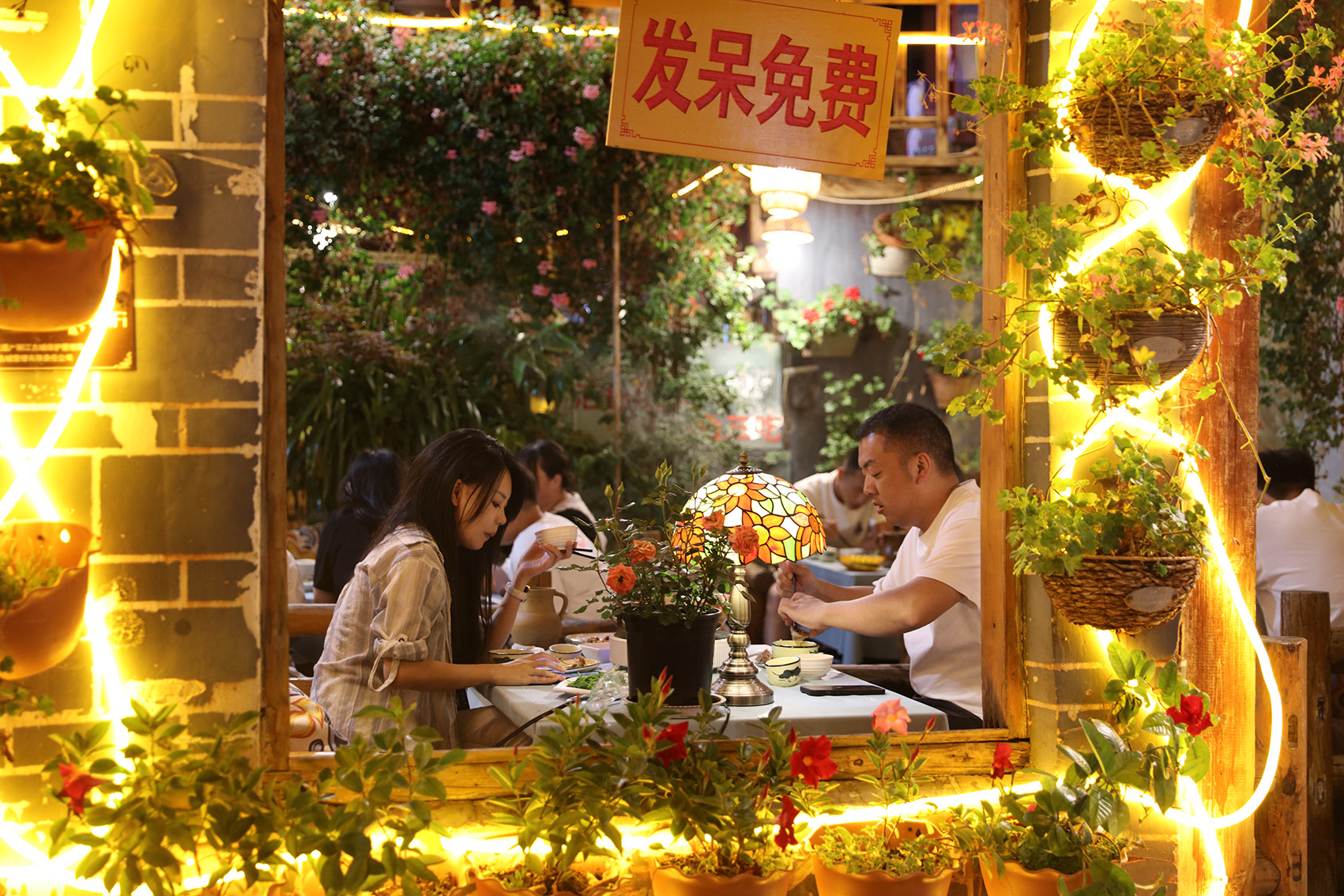 2025年7月23日20:30,游客古城餐厅用餐   王冰 摄 2025年7月23日20:30,游客古城餐厅用餐   王冰 摄