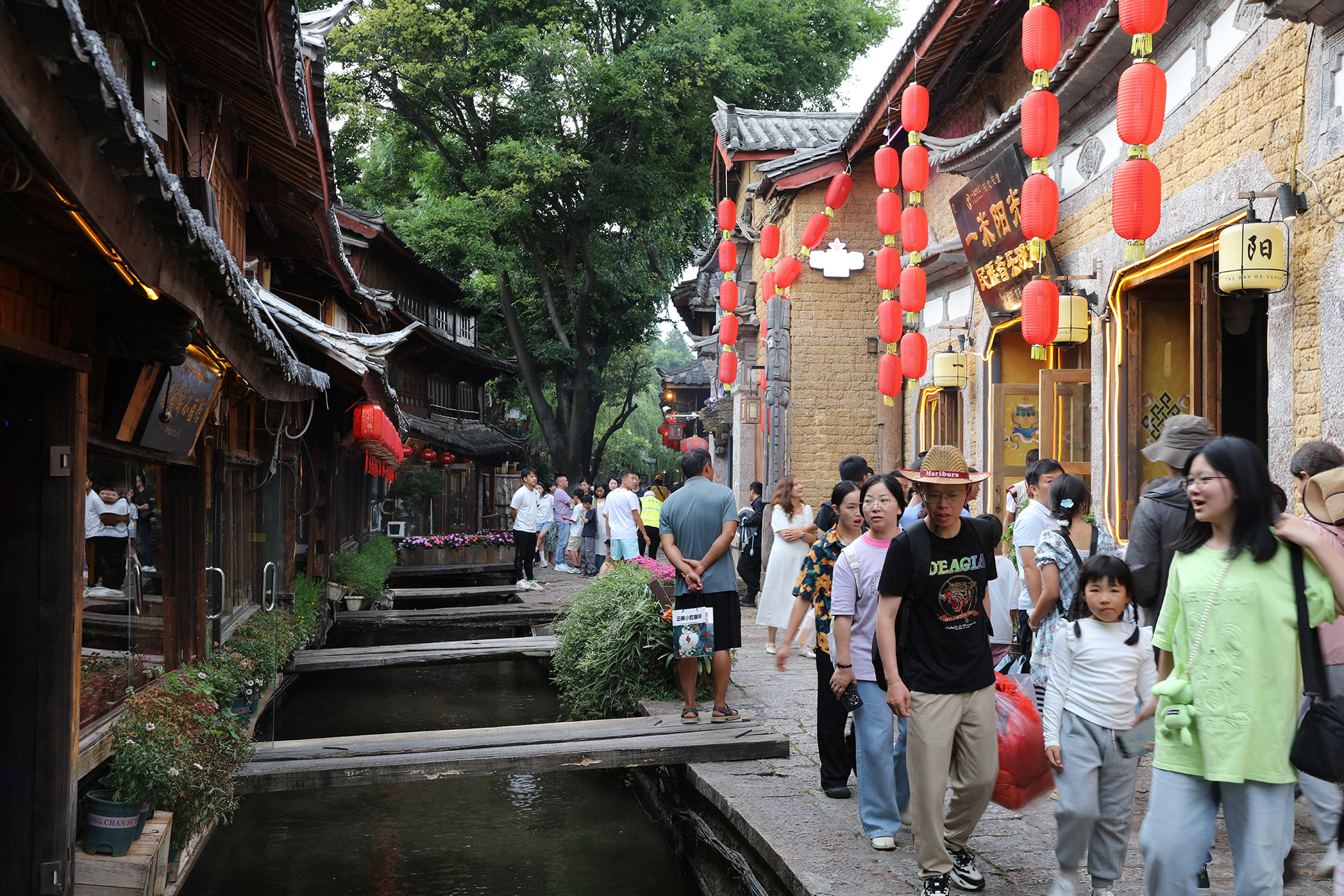 2025年7月23日19:00,游客从“一米阳光民谣音乐现场”走过 王冰 摄 2025年7月23日19:00,游客从“一米阳光民谣音乐现场”走过 王冰 摄