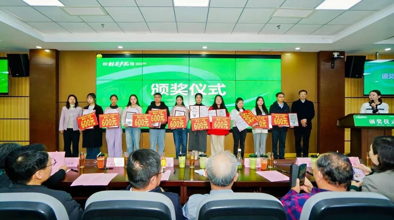 6889a4eea010d5bb5ce11145f0a28d18